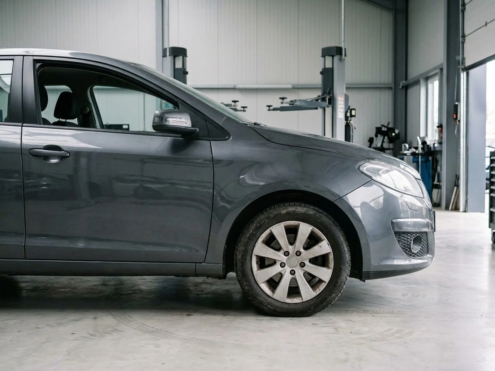 La même voiture après réparation : aile, porte et pare-chocs avant droits redressés et repeints, sans trace du choc.